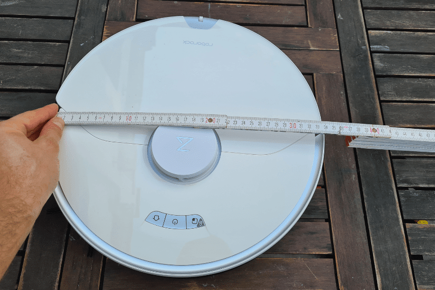 Die Maße des Roborock S7 Pro Ultra werden mit einem Lineal gemessen